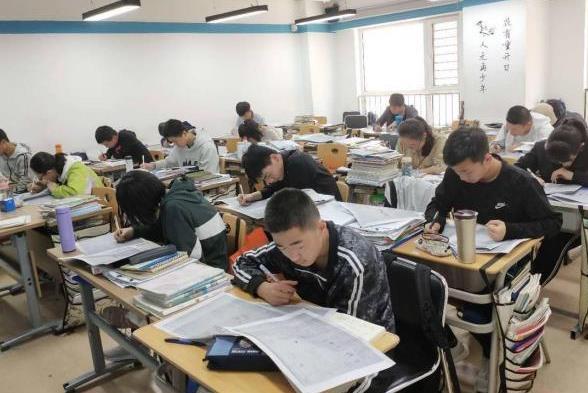 網傳“中考禁止復讀，落榜生只能念技校”是謠言，官方辟謠并提醒關注自費留學中介服務